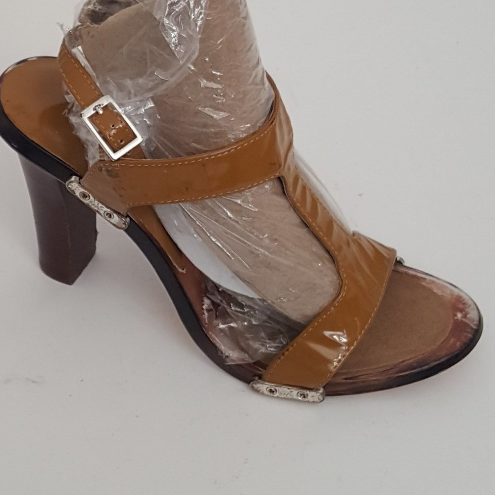 Women's  MICAHAEL KORS Sandals Size  7 1/2 Color  Mustard